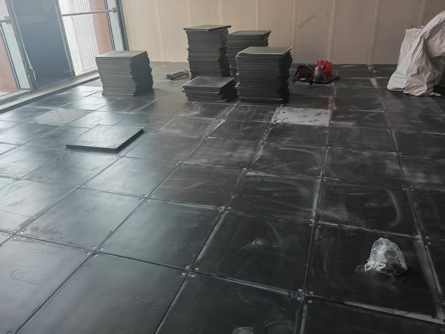 機房用的防靜電地板和寫字樓用的架空地板有什么區別嗎?