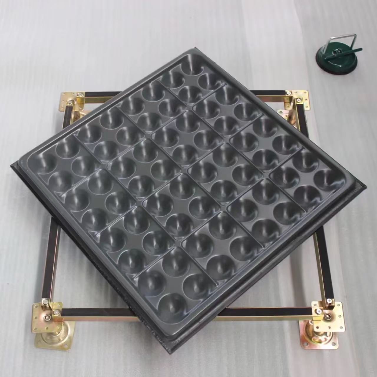 硫酸鈣防靜電地板與硫酸鈣六面包鋼架空地板有什么區別？